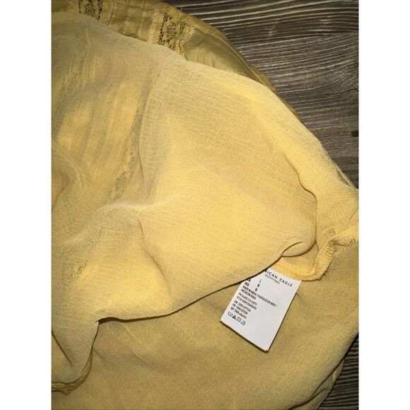 American Eagle Yellow Crop Top. Button Front. Lined Inside. Size Large. NWOT. E - Picture 4 of 7